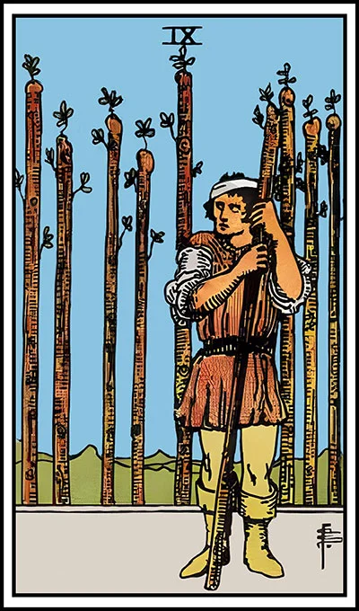 Karta Dziewięć Buław z talii Rider–Waite Tarot